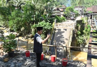 Bupati Trenggalek, Mochamad Nur Arifin, saat menjamu jembatan Dung Buceng, Desa Bangun, Kecamatan Munjungan, Kabupaten Trenggalek, yang ambruk akibat hujan
