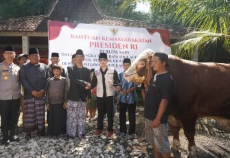 Bupati Trenggalek, Mochamad Nur Arifin, saat menyerahkan hewan khurban bantuan Presiden RI, Prabowo Subianto ke Pondok Pesantren Kidul Kali, Kelurahan Kelutan, Kabupaten Trenggalek, Sabtu (7/6/2025)