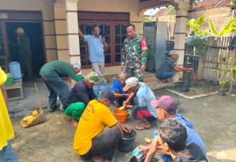 Babinsa 0805/12 Mantingan Berperan Aktif Dalam Pembuatan Pupuk Booster di Wilayah