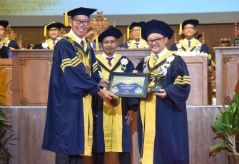 Menteri Pendidikan Dasar dan Menengah (Mendikdasmen), Abdul Mu’ti, menerima Anugerah Konservasi 2025 kategori Upakarti Dharmakarya Adhikarana dari Universitas Negeri Semarang (UNNES)
