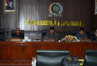 Sekretaris Daerah Kabupaten Trenggalek, Edy Soepriyanto, saat mewakili Bupati Trenggalek, hadiri sidang paripurna di DPRD Kabupaten Trenggalek