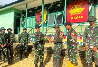 Dansatgas Yonkav 3/AC Letkol Kav Alfid Dwi Arisanto menyambangi jajaran satgas 