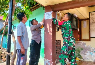 Babinsa Desa Jetis Melaksanakan Perbaikan Pos Kamling Bersama Masyarakat