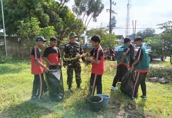 Koramil 0803/16 Wonoasri Ajak Siswa Kerja Bakti