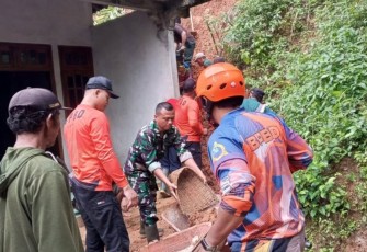 TNI-Polri dan BPBD Trenggalek Sigap Bersihkan Longsor di Kampak