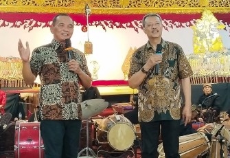 Ketua DPRD Jateng Sumanto saat mewawancarai KGPHA Benowo, dalam acara pergelaran wayang kulit dengan lakon Babad Wanamarta, di Desa Suruh, Tasikmadu, Karanganyar, Jumat (20/6/2025)