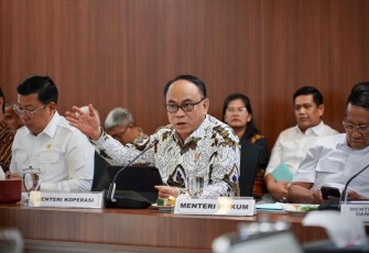 Menteri Koperasi (Menkop) Budi Arie Setiadi dalam Rakor Tingkat Menteri terkait Penyelenggaraan Program Makan Bergizi Gratis (MBG), di Kantor Kemenko Pangan, Jakarta, Kamis (26/6) 