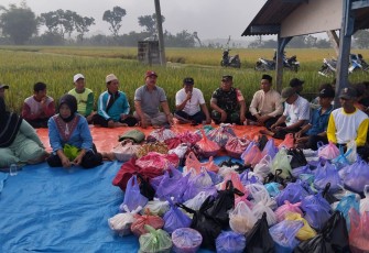Babinsa Desa Krebet Hadiri Tradisi Adat Perayaan Panen Padi