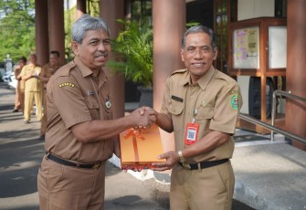 Sekretaris Daerah Kabupaten Trenggalek, Edy Soepriyanto, saat memberikan cindera mata kepada Asisten Perekonomian dan Pembangunan Sekda Trenggalek, Ir. Mulyahandaka