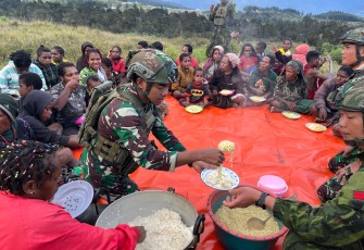 Satgas TNI Pos Eromaga Hadirkan Pelukan Kemanusiaan untuk Pengungsi Eronggobak