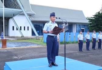 Kepala Dinas Logistik (Kadislog) Lanud Sultan Hasanuddin, Kolonel Tek Luqman Hakim, S.Pd.I., M.Int.Sy memimpin upacara bendera mingguan