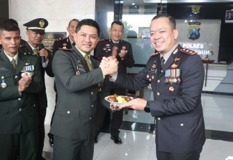 Dandim 0807/Tulungagung Letkol Kav Mohammad Nashir memberikan nasi tumpeng Kapolres Tulungagung 