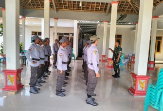 Babinsa Desa Jatirejo Dampingi Bimbingan Teknis Peningkatan Kapasitas Satlinmas