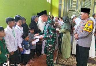 Danramil 0801/03 Arjosari Hadiri Santunan Anak Yatim Piatu Peringatan Asyura