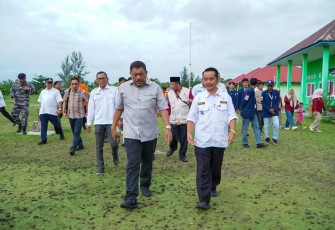 Wakil Gubernur (Wagub) Bengkulu, Mian, meninjau SMAN 6 Bengkulu Utara di Pulau Enggano pada Rabu (9/7)
