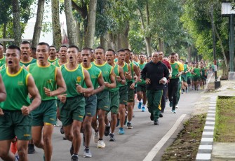 Pangdivif 2 Kostrad Olahraga Bersama Prajurit