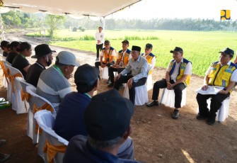 Menteri Dody saat tatap muka dengan petani di Kabupaten Lombok Tengah, Selasa (15/7)