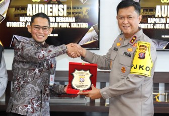 Kapolda Kalimantan Tengah (Kalteng), Irjen Pol Iwan Kurniawan, menerima audiensi dari Otoritas Jasa Keuangan (OJK) Provinsi Kalteng, bertempat di Ruang Kerja Kapolda, Rabu (16/7/2025)