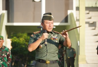 Pangdam IX/Udayana Mayjen TNI Piek Budyakto memimpin langsung Upacara Bendera 17-an di Lapangan I Gusti Ngurah Rai, Asrama Praja Raksaka, Denpasar, pada Kamis (17/7/2025)