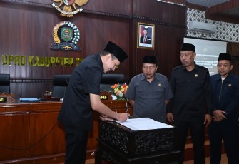 Wakil Bupati Trenggalek, Syah Muhamad Natanegara, saat menandatangani kesepakatan bersama DPRD setempat, di Gedung Graha Paripurna, Jum'at (20/7/2025)