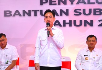 Wakil Presiden Gibran Rakabuming Raka meninjau langsung penyaluran Bantuan Subsidi Upah (BSU) di Kantor Pos Boyolali, Jawa Tengah, Jumat (18/7/2025)