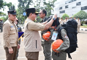 Kepala BNPB, Letjen TNI Dr. Suharyanto, S.Sos., M.M. saat melepas kalung peserta CPNS BNPB TA 2024 pada upacara penutupan kegiatan pembekalan orientasi CPNS BNPB Tahun Anggaran 2024 di halaman Gedung Ina DRTG, Sentul, Bogor, Jawa Barat pada Jumat (18/7)