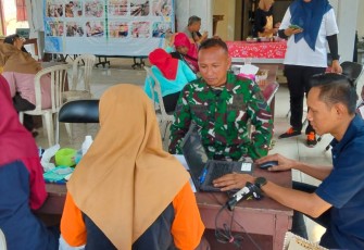 Babinsa Koramil 0805/12 Mantingan Ikuti Donor Darah di Pendopo Kecamatan 