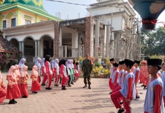 Babinsa Karangsono Latih PBB Siswa MI Miftahul Huda 
