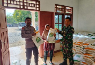 Peran TNI Kawal Penyaluran Beras Bantuan Pangan Dari Pemerintah di Wilayah Pacitan