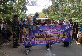 TNI Kawal Pawai Budaya Bendorejo Jelang HUT RI ke-80