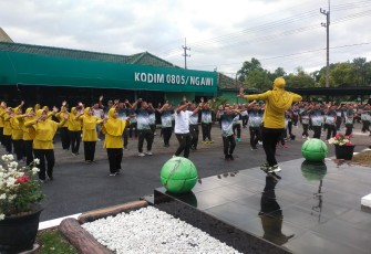 Kodim 0805 Ngawi Gelar Senam Aerobik Bersama Anggota dan Persit