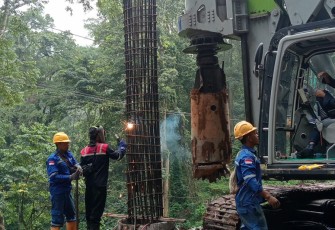 Kementerian Pekerjaan Umum (PU) melakukan pekerjaan preservasi jalan nasional pada ruas Sumberjati–Batas Kabupaten Banyuwangi