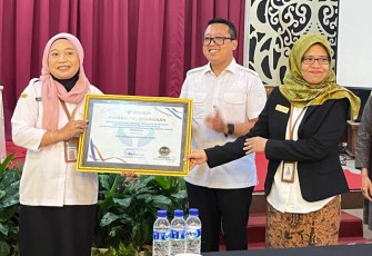 Kepala Ombudsman RI Perwakilan Jawa Tengah, Siti Farida, didampingi Wakil Bupati Karanganyar, Adhe Eliana, menyerahkan piagam penghargaan Predikat Opini Pengawasan Zona Hijau (Kualitas Tertinggi), kepada perwakilan Puskesmas Jumantono, Rabu (30/7/2025)