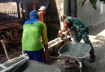 Babinsa Kodim Ponorogo Bantu Warga Bangun Rumah