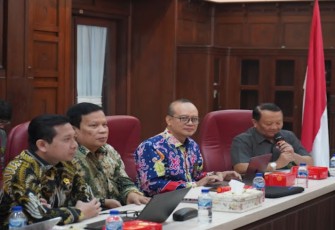 Ketua Pengadilan Tinggi Surabaya, H. Charis Mardiyanto, S.H., M.H. menerima kunjungan resmi tim peneliti dari Badan Strajak Diklat Kumdil MA RI, Rabu (30/7) di ruang rapat utama Pengadilan Tinggi Surabaya
