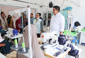 Bupati Bintan Roby Kurniawan bersama Wakil Bupati Bintan Deby Maryanti meninjau Sentra Fashion di Seri Kuala Lobam