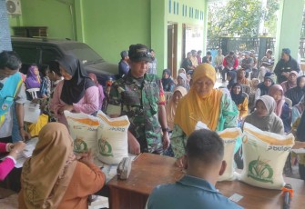 Penyaluran bantuan beras di wilayah desa binaan 