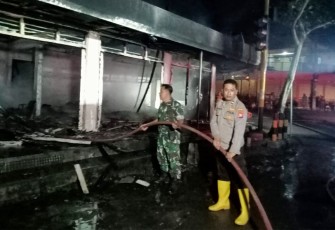 Dua Toko Terbakar TNI-Polri-Damkar Bergerak Cepat Padamkan Api
