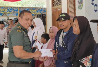 Pelda Arianto saat penyaluran zakat