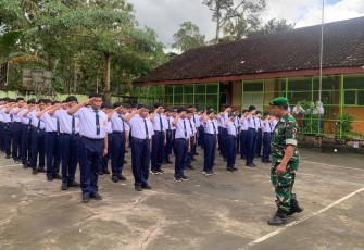 Siswa SLTPN 1 Kampak Belajar Disiplin dan Nasionalisme Langsung dari TNI