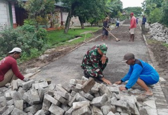 Pengerjaan paving blok di wilayah desa binaan 