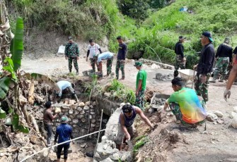 Pengerjaan sasaran fisik TMMD Kodim Enrekang 