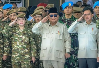 Ketua DPR RI Puan Maharani bersama Presiden Prabowo Subianto dalam Apel Gelar Pasukan dan Kehormatan Militer di Batujajar, Jawa Barat, Minggu (10/8)