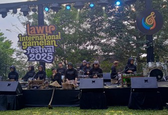 Song Meri, kelompok gamelan kaca dari Pacitan, Jawa Timur tampil dalam pergelaran LIGF 2025, di Kebun Hanoman, Karangpandan, Kabupaten Karanganyar