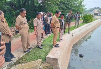 Wakil Walikota Depok Chandra Rahmansyah saat meninjau Situ Bahar Cilodong, Senin (11/8)