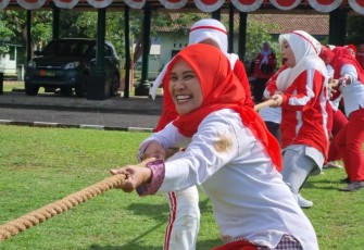 Lomba Tarik Tambang Semarak HUT Ke 80 Kemerdekaan RI