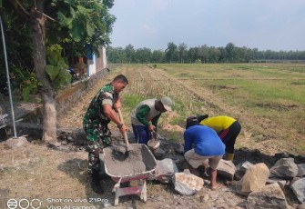 Bangun talud bersama warga binaan