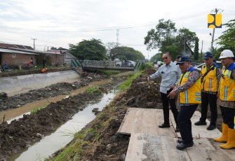 Menteri Dody saat meninjau jaringan irigasi Cikeusik di Kuningan-Cirebon, Rabu (20/8)
