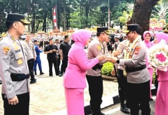 Polda Metro Jaya, Rabu (20/8/2025 )  melaksanakan kegiatan penyambutan pejabat  baru Kapolda Metro Jaya Irjen Pol Asep Edi Suheri bersama Ibu dan pelepasan Pejabat Lama Komjen pol Karyoto bersama Ibu
