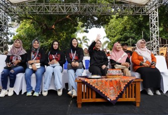 Wakil Walikota Blitar Elim Tyu Samba (lambaikan tangan) Saat Hadiri Dies Natalis SMAN 1 Blitar ke- 70 (Foto : Pemkot Blitar)